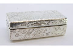 Silver snuff box w/ engraved wreaths & floral motifs surrounding a monogram card