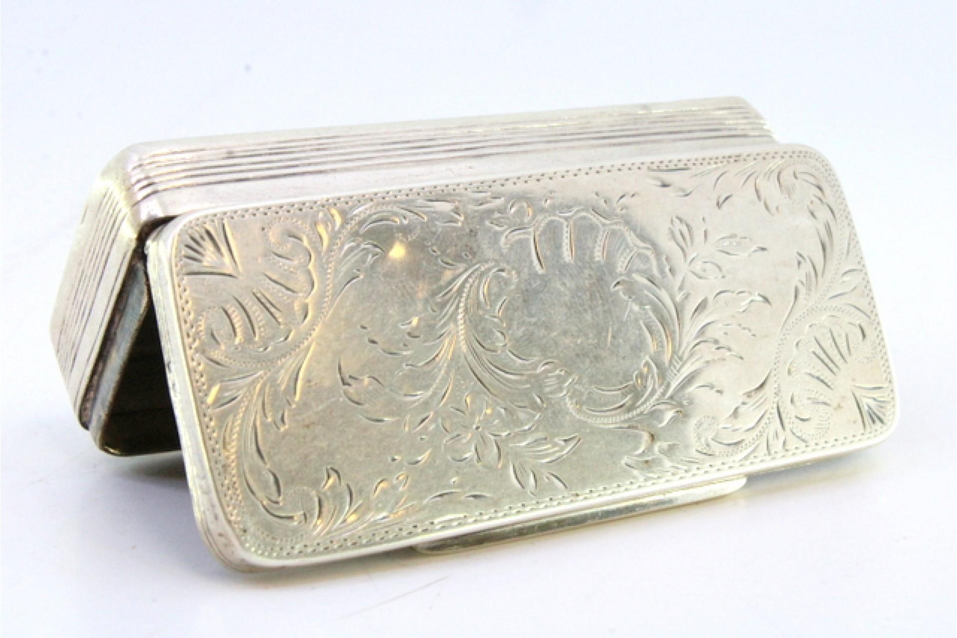 European Silver snuff box w/ engraved wreaths & floral motifs surrounding a monogram card For Sale