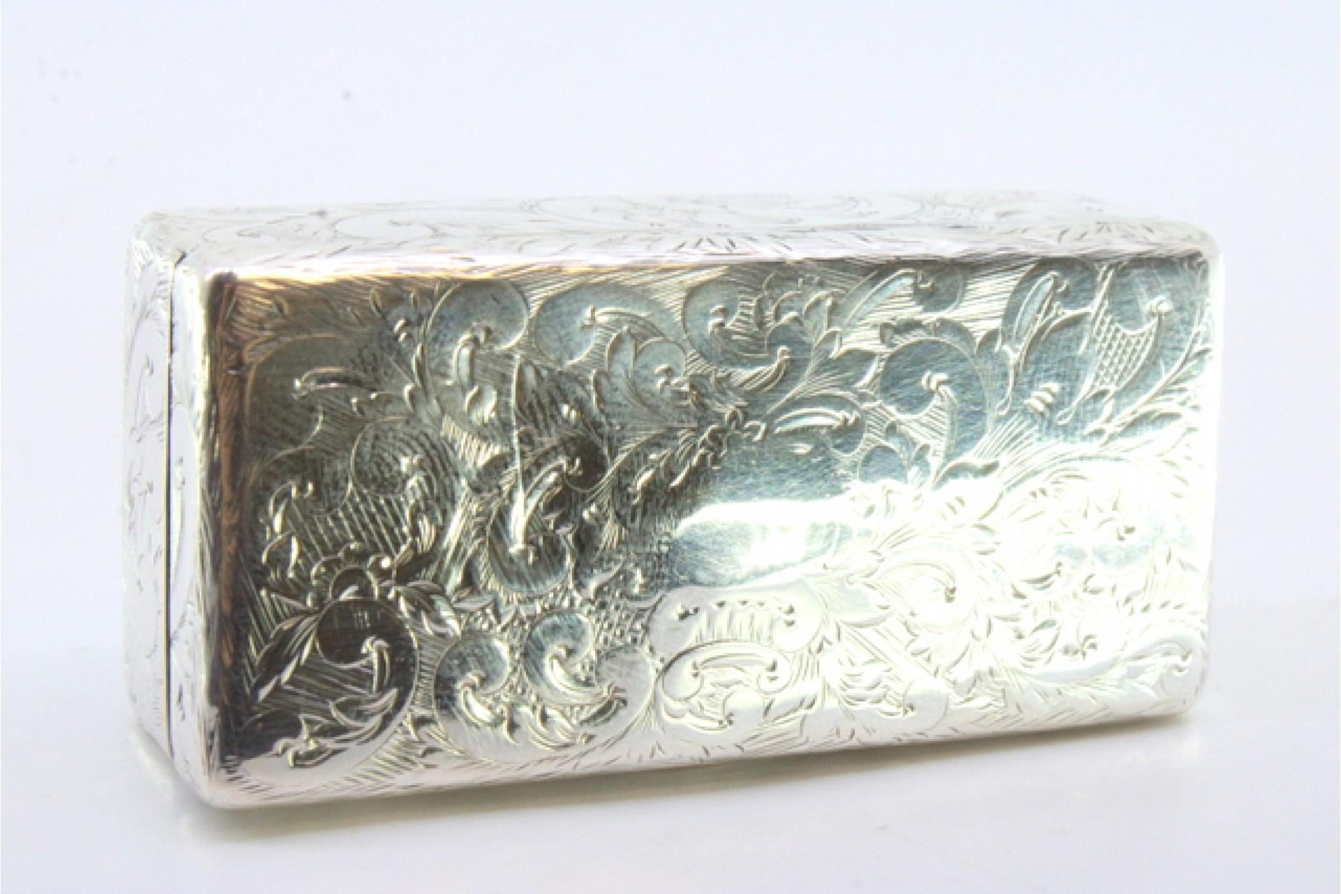 European Silver snuff box w/ engraved wreaths & floral motifs surrounding a monogram card For Sale