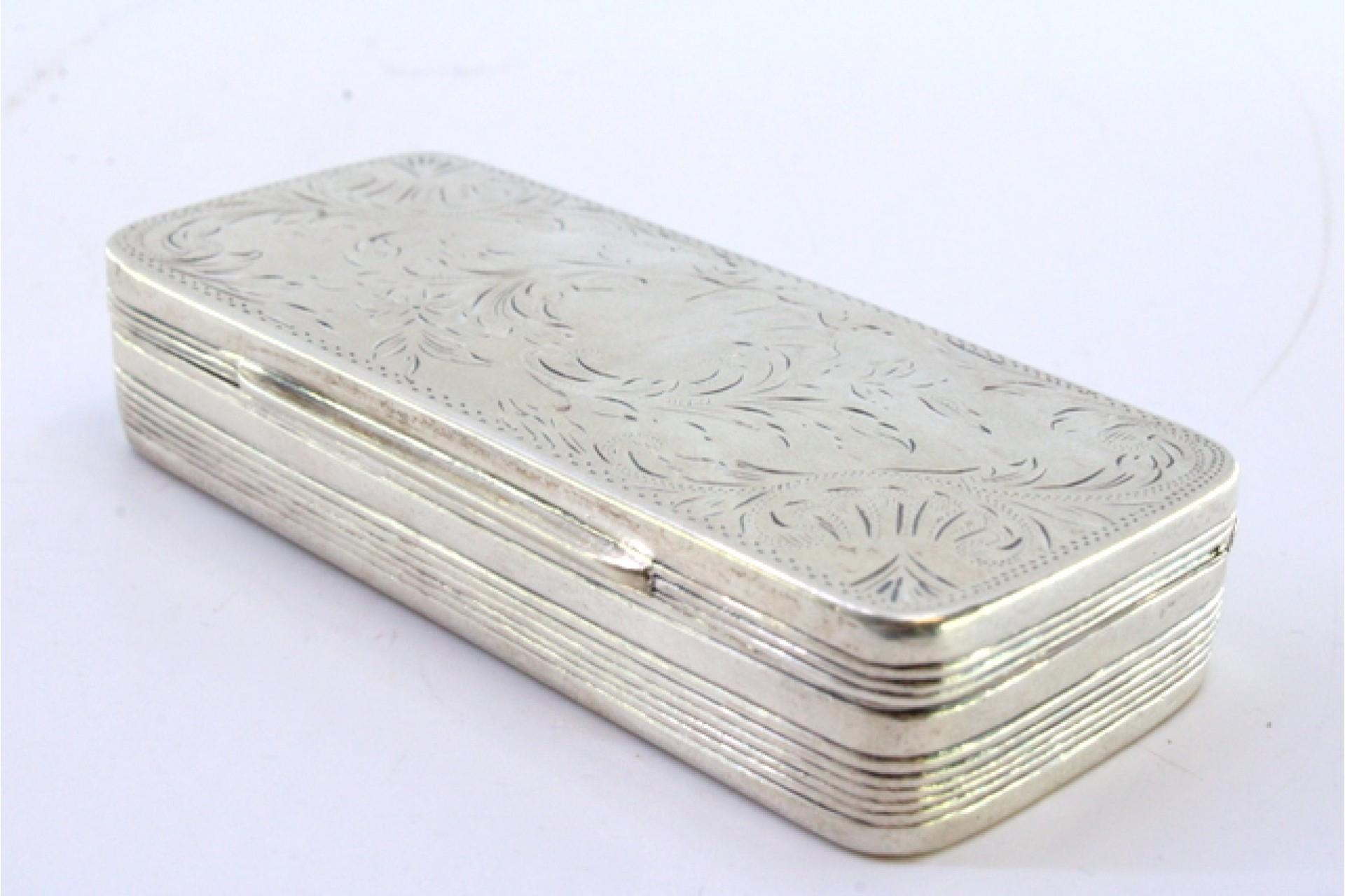 Silver snuff box w/ engraved wreaths & floral motifs surrounding a monogram card In Good Condition For Sale In Porto, PT