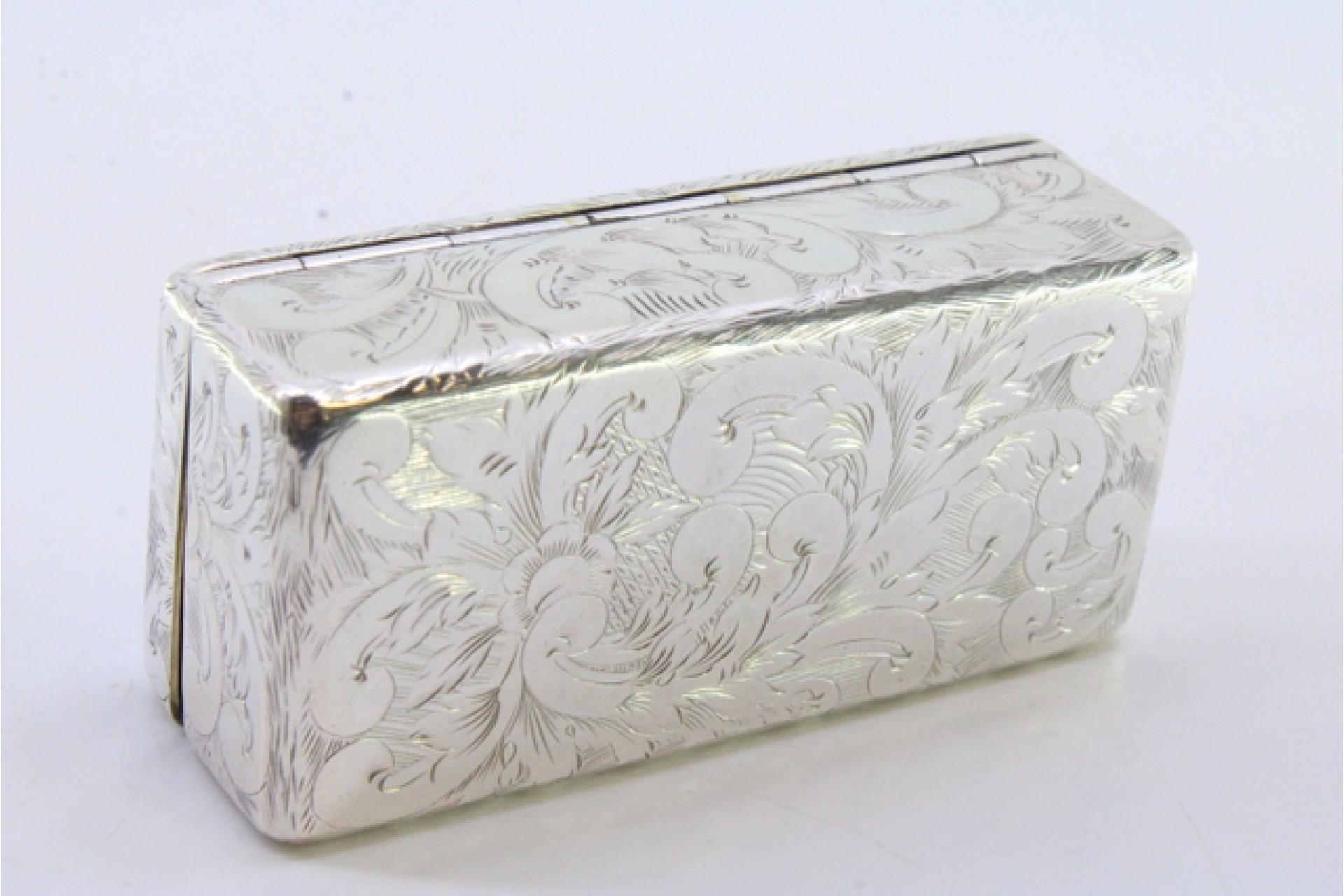 Silver snuff box w/ engraved wreaths & floral motifs surrounding a monogram card In Good Condition For Sale In Porto, PT