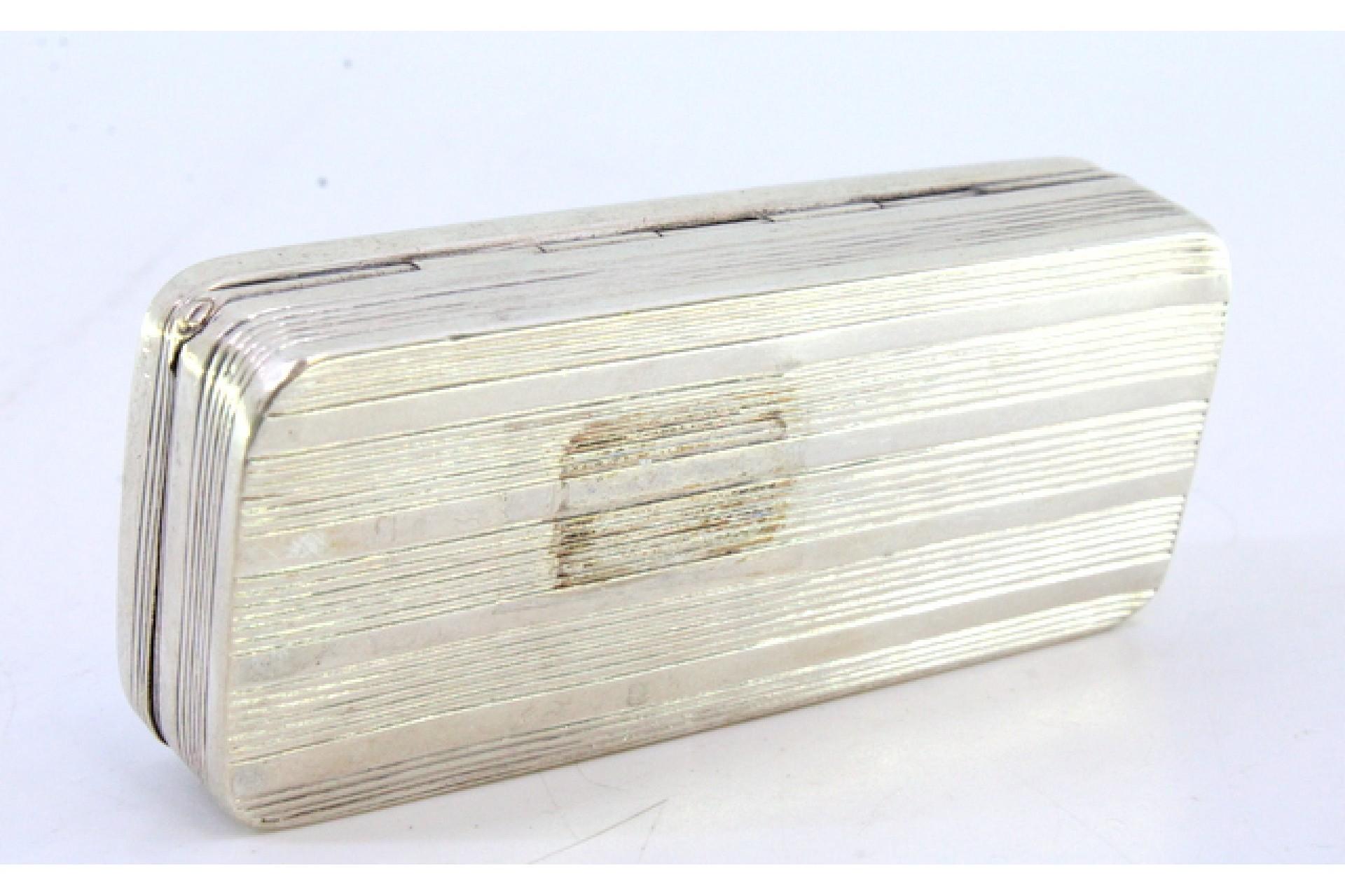 Silver snuff box w/ engraved wreaths & floral motifs surrounding a monogram card For Sale 1