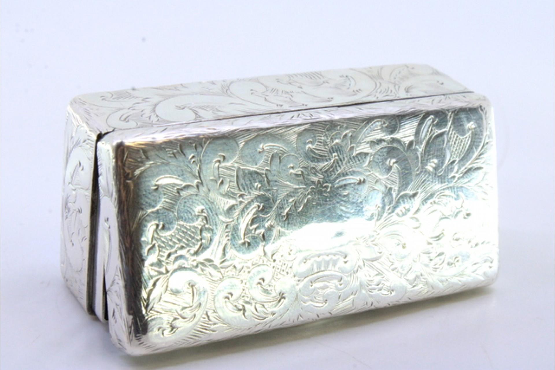 Silver snuff box w/ engraved wreaths & floral motifs surrounding a monogram card For Sale 1