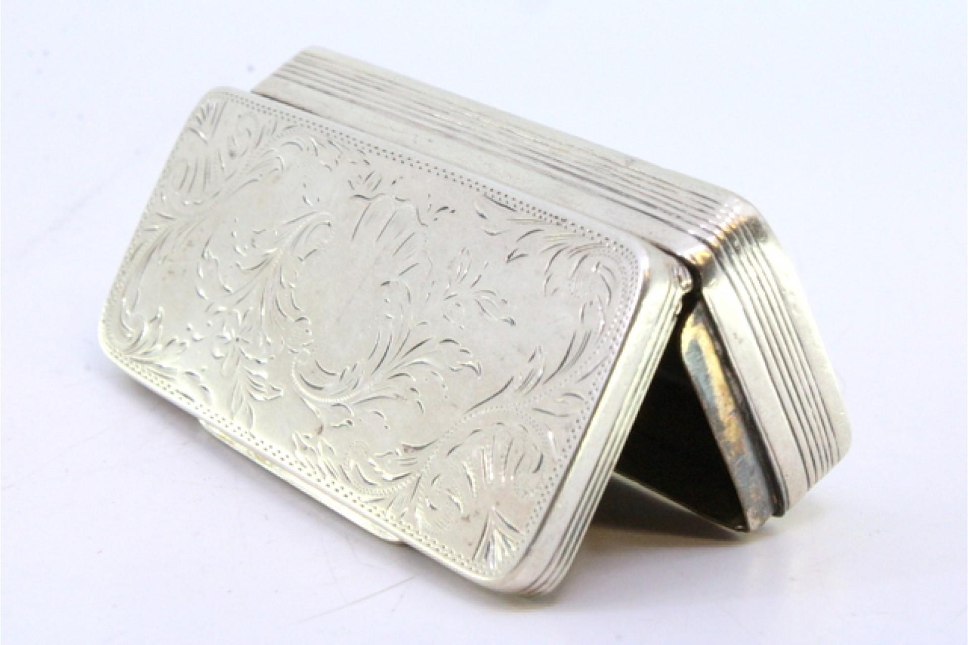 Silver snuff box w/ engraved wreaths & floral motifs surrounding a monogram card For Sale 2