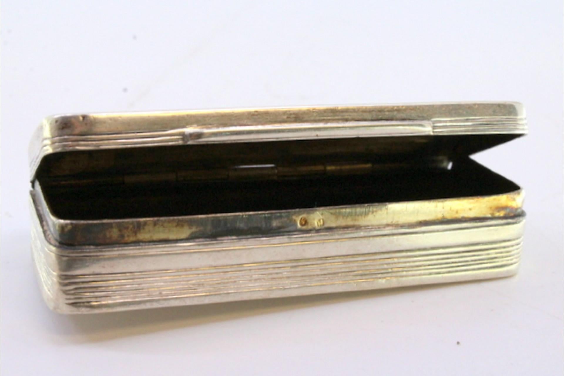 Silver snuff box w/ engraved wreaths & floral motifs surrounding a monogram card For Sale 3