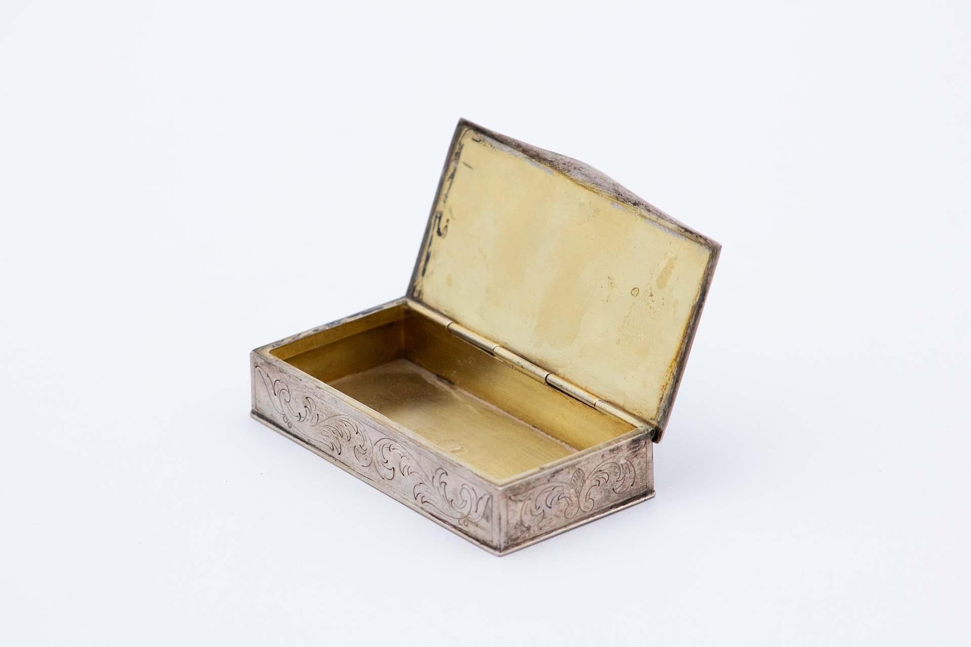 European Silver snuff box w/ engravings surrounding the card, gold interior & hinged lid For Sale