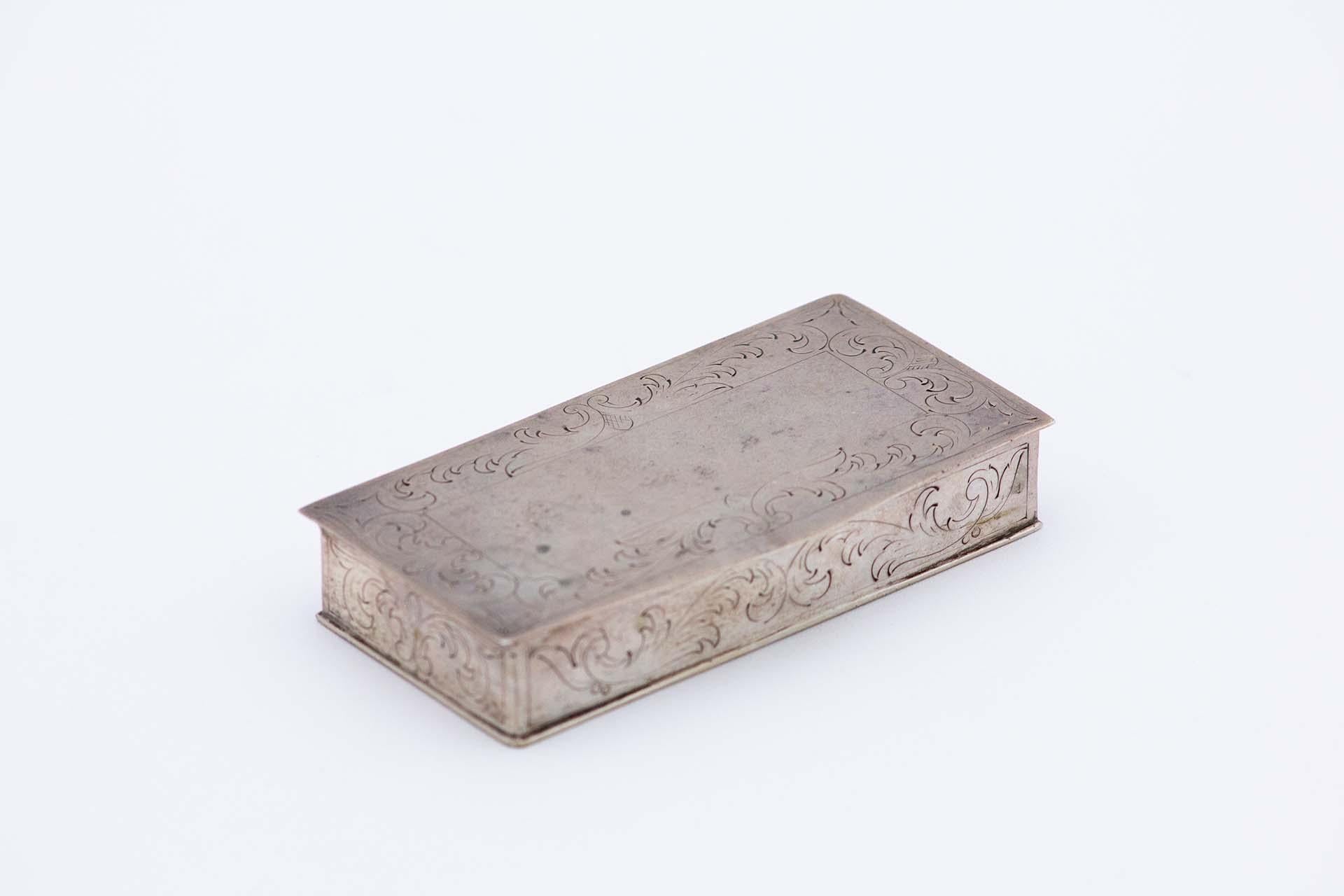 Silver snuff box w/ engravings surrounding the card, gold interior & hinged lid In Good Condition For Sale In Porto, PT