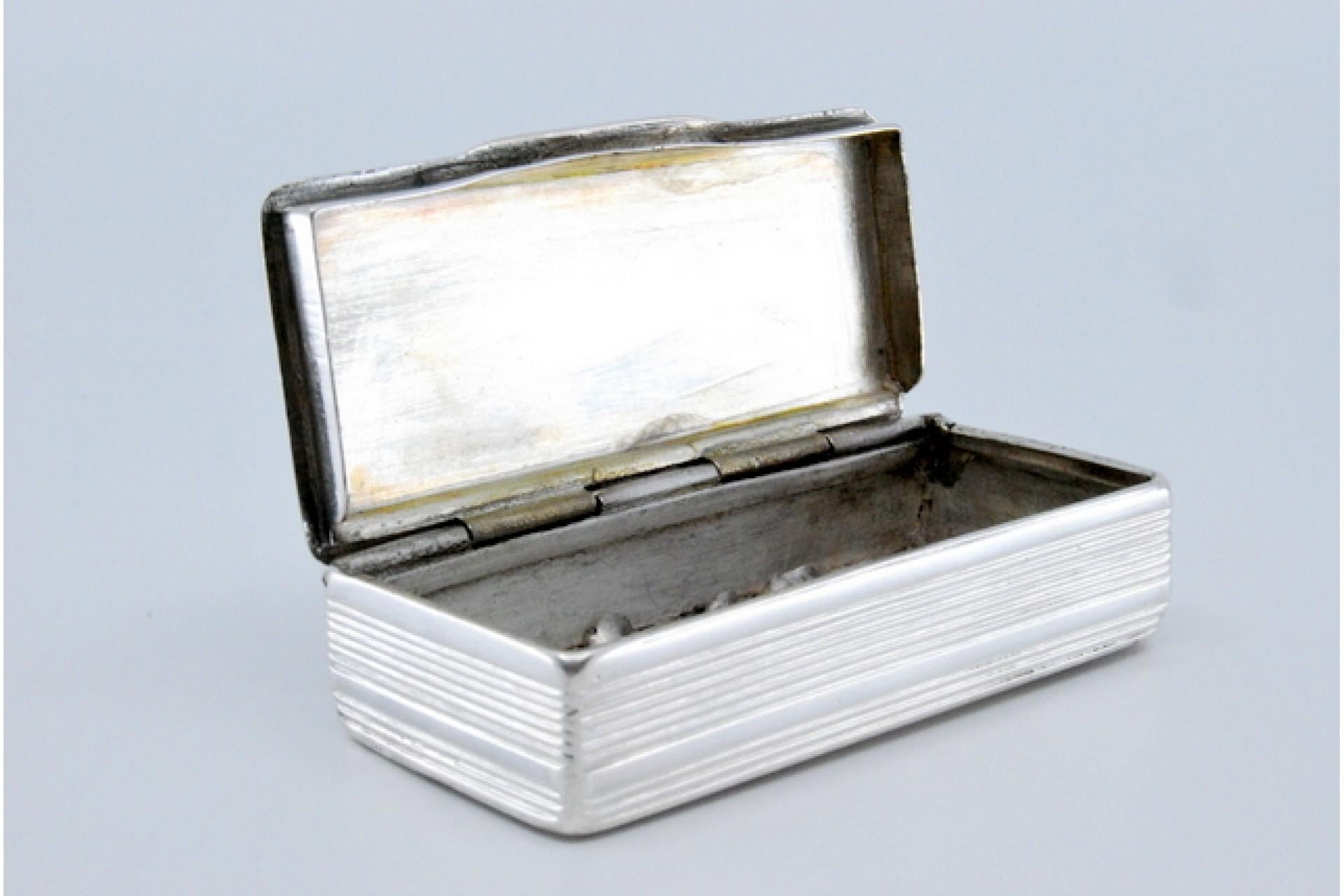 European Silver snuff box w/ friezes around the edge, relief country motifs & hinged lid For Sale
