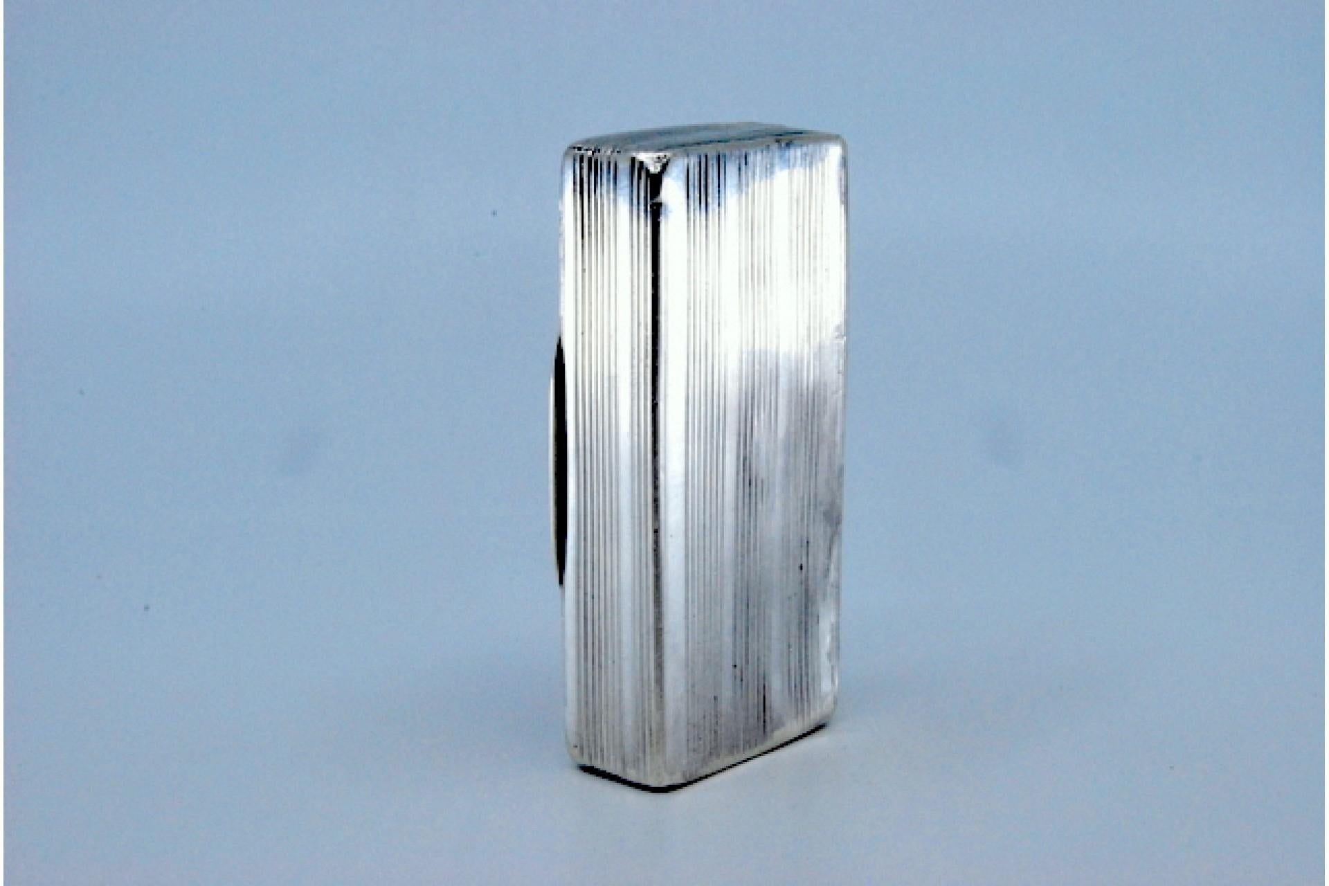 Silver snuff box w/ friezes around the edge, relief country motifs & hinged lid In Good Condition For Sale In Porto, PT