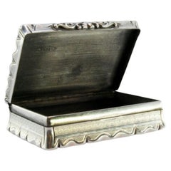 Tabacchiera in argento con figure geometriche e motivi floreali sui fregi circostanti