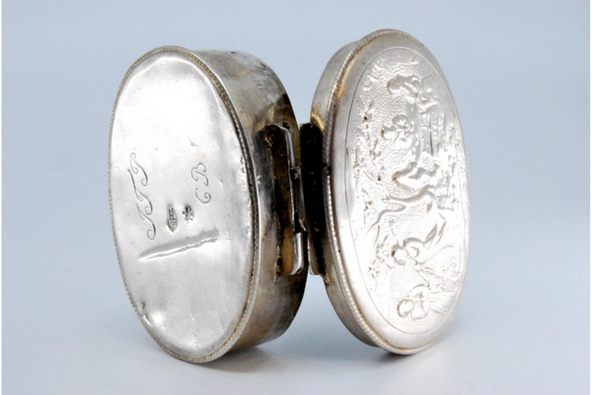 Europeo Silver snuff box w/ relief everyday motifs in the Oriental style & a hinged lid in vendita
