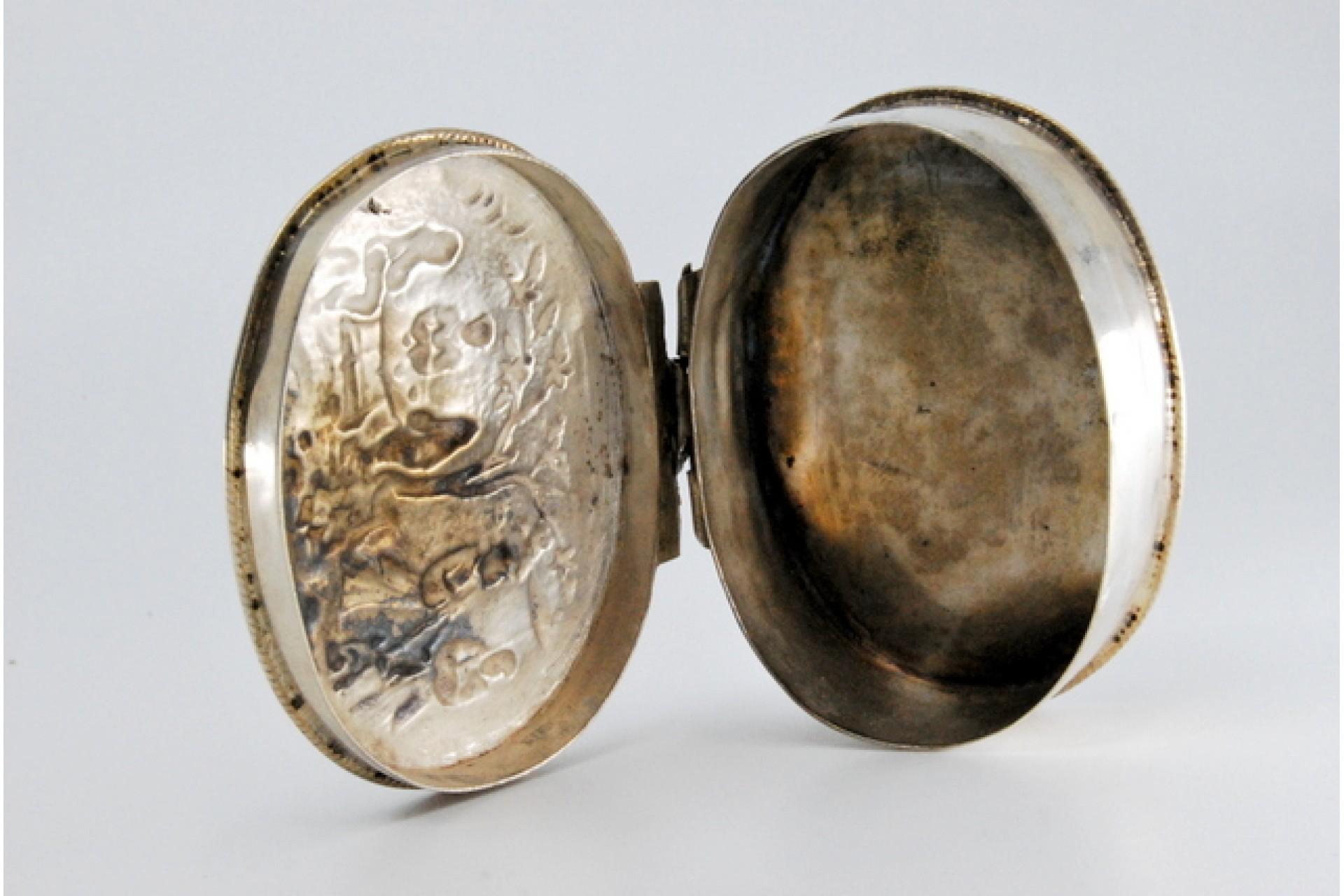 Silver snuff box w/ relief everyday motifs in the Oriental style & a hinged lid In condizioni buone in vendita a Porto, PT