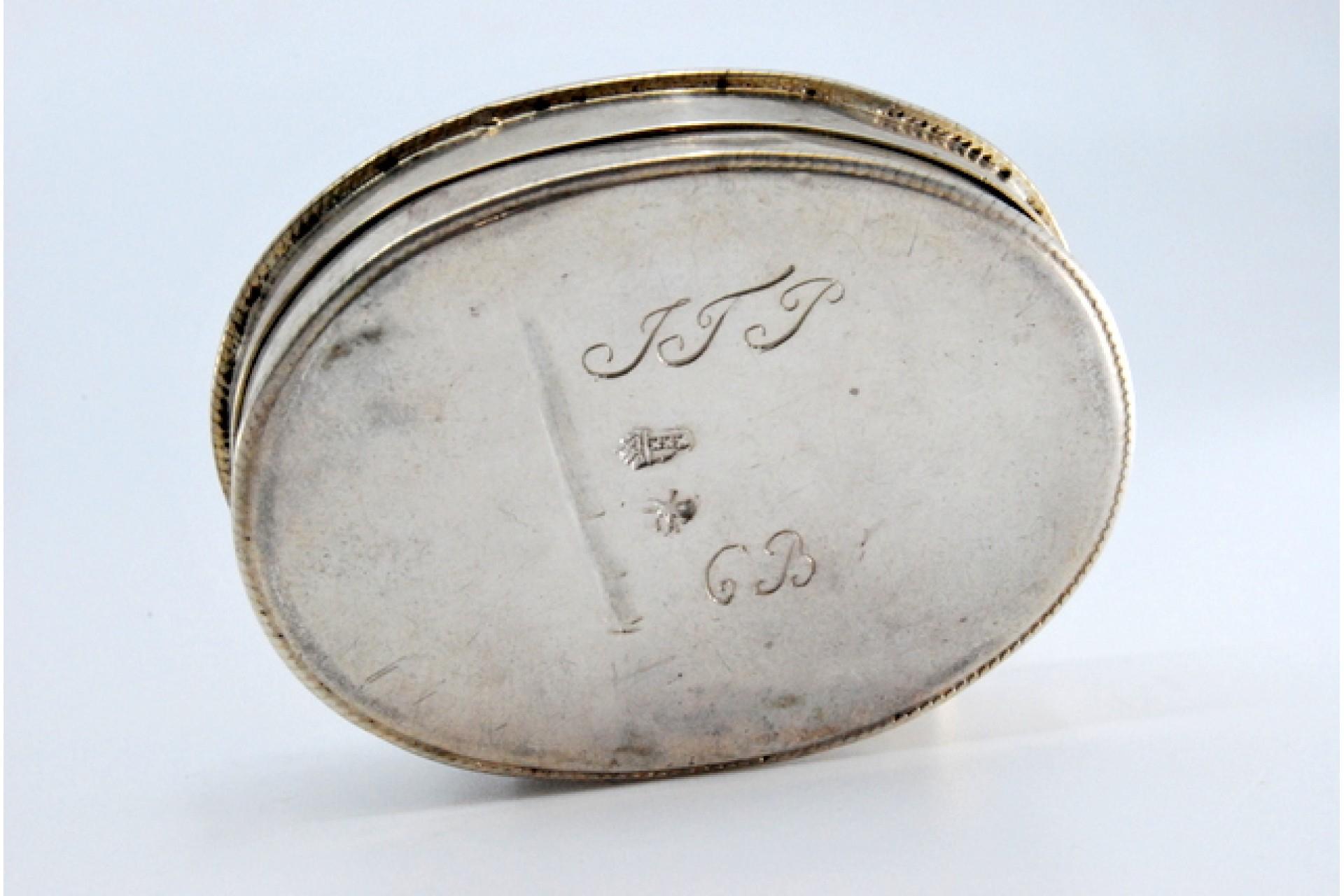 XX secolo Silver snuff box w/ relief everyday motifs in the Oriental style & a hinged lid in vendita
