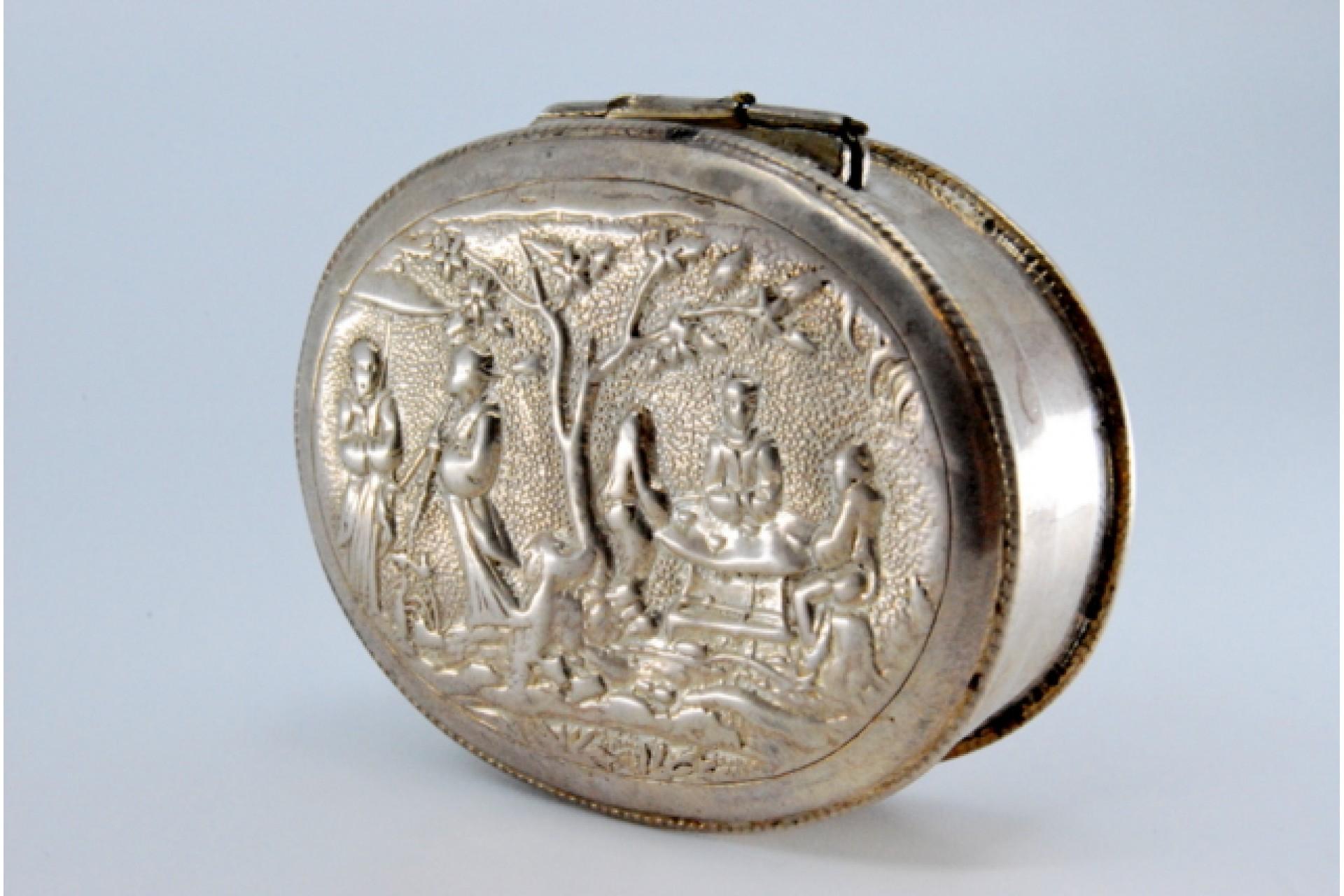 Argento Silver snuff box w/ relief everyday motifs in the Oriental style & a hinged lid in vendita