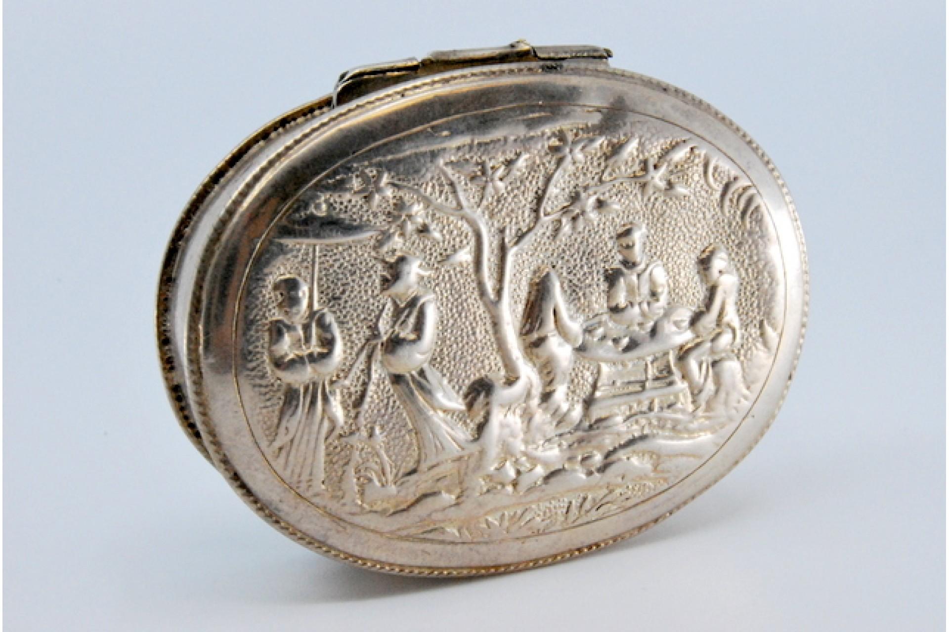Silver snuff box w/ relief everyday motifs in the Oriental style & a hinged lid in vendita 1