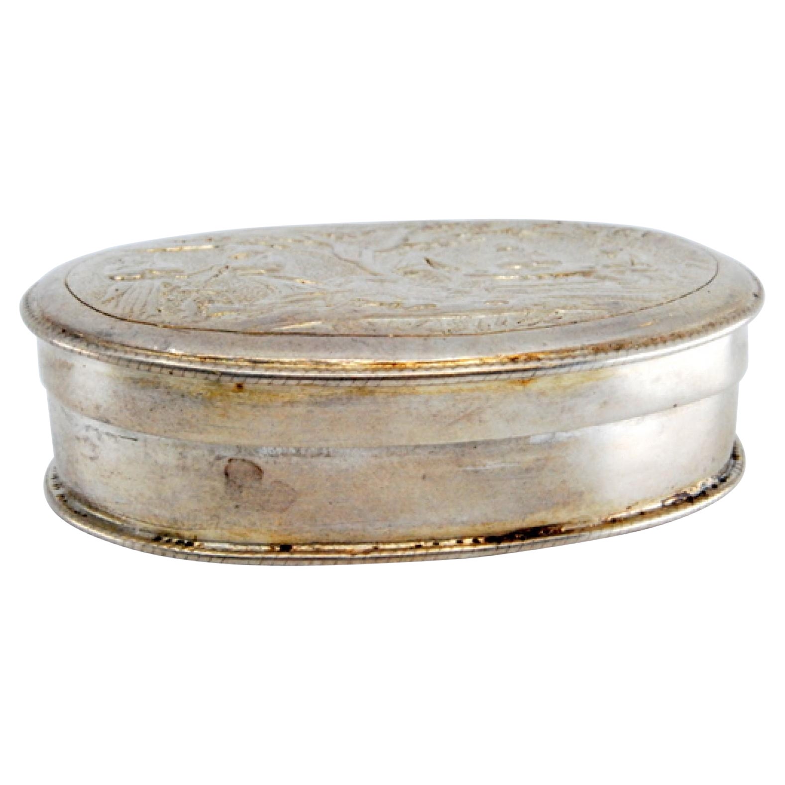 Silver snuff box w/ relief everyday motifs in the Oriental style
a hinged lid