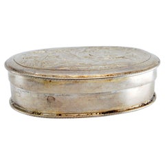 Silver snuff box w/ relief everyday motifs in the Oriental style
a hinged lid