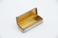 Silver snuff box with a rectangular base and gold interior
