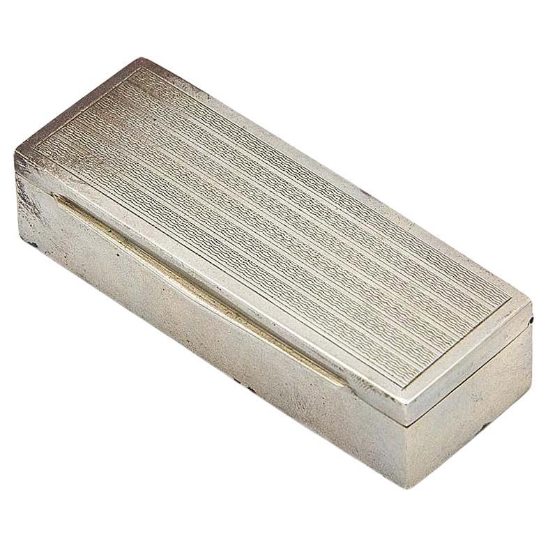Silver snuff box with a rectangular base and gold interior