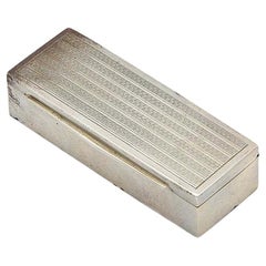 Silver snuff box with a rectangular base and gold interior