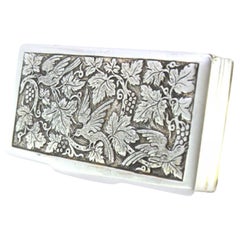 Tabatière en argent avec relief d'oiseaux et de fleurs, frises et intérieur en or.