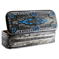 Tabatière en argent avec applications émaillées bleues et intérieur en or