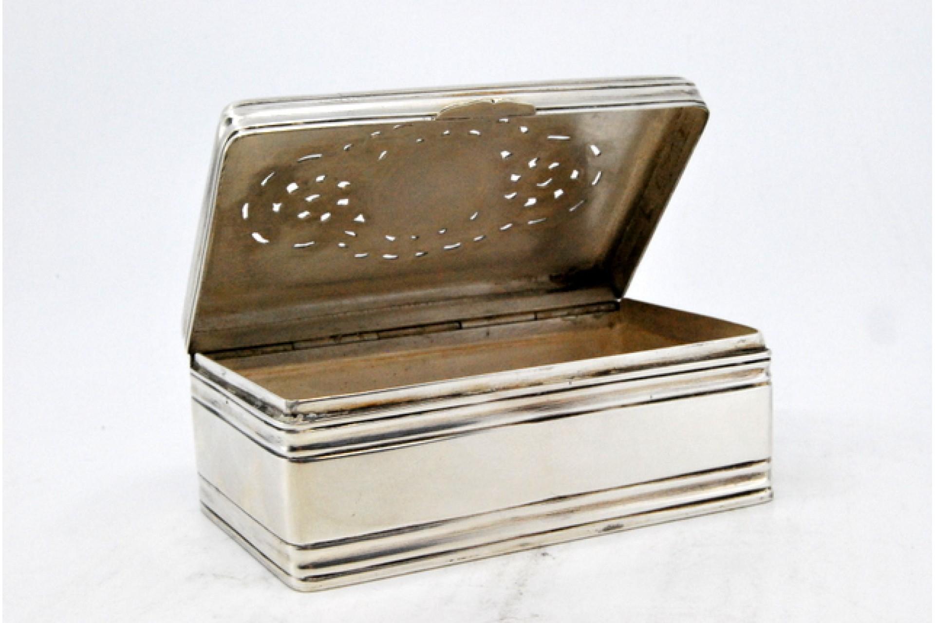 European Silver snuff box with borders on the edge and a scalloped hinged lid For Sale