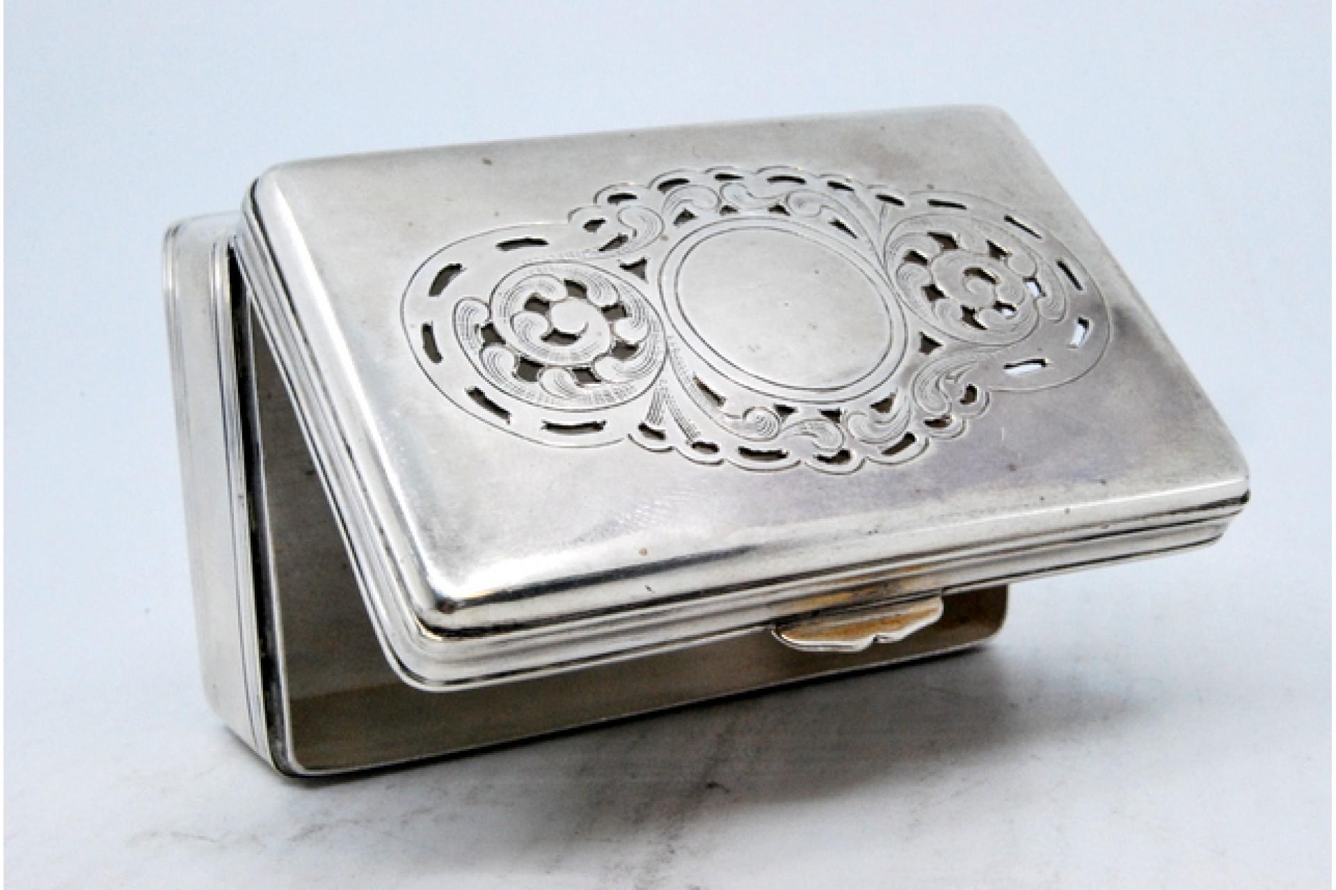Silver snuff box with borders on the edge and a scalloped hinged lid In Good Condition For Sale In Porto, PT