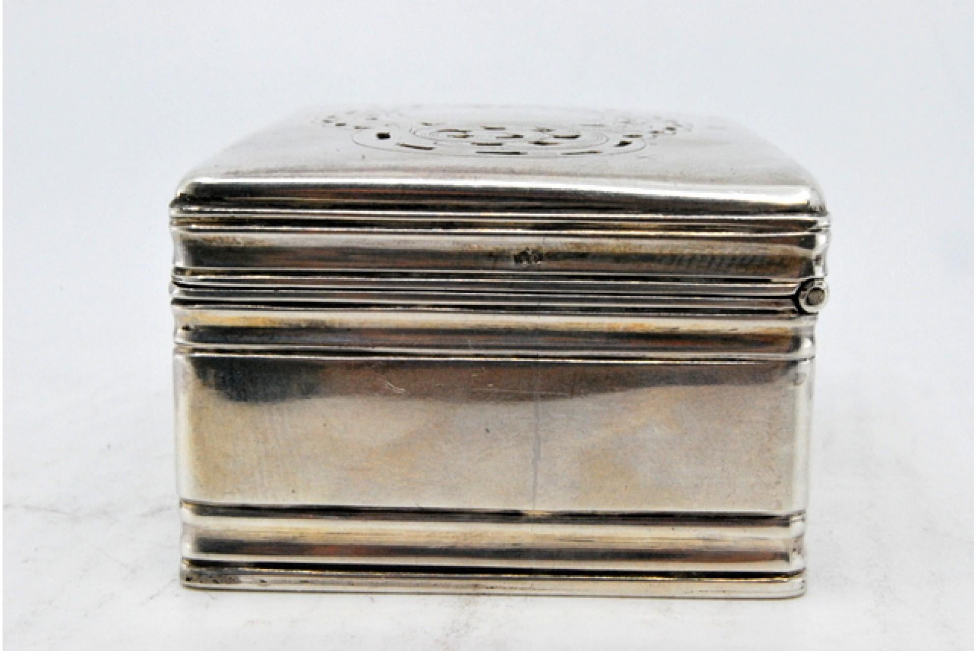 20th Century Silver snuff box with borders on the edge and a scalloped hinged lid For Sale