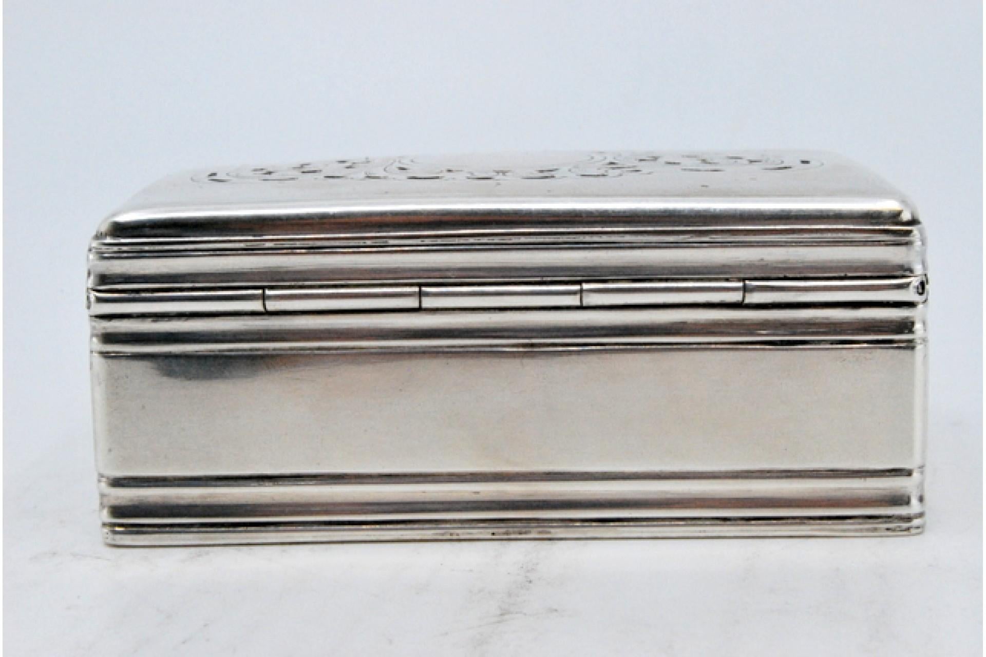 Silver snuff box with borders on the edge and a scalloped hinged lid For Sale 1