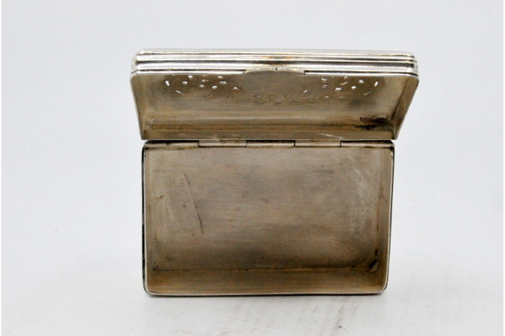 Silver snuff box with borders on the edge and a scalloped hinged lid For Sale 2