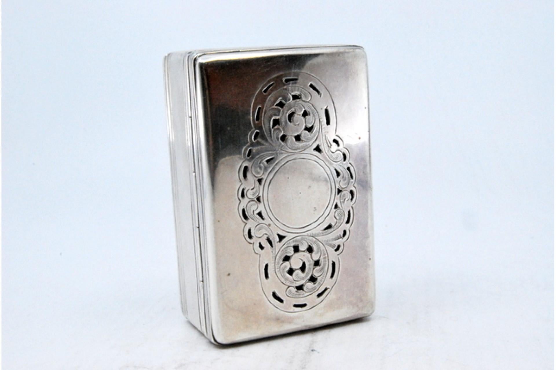 Silver snuff box with borders on the edge and a scalloped hinged lid For Sale 3