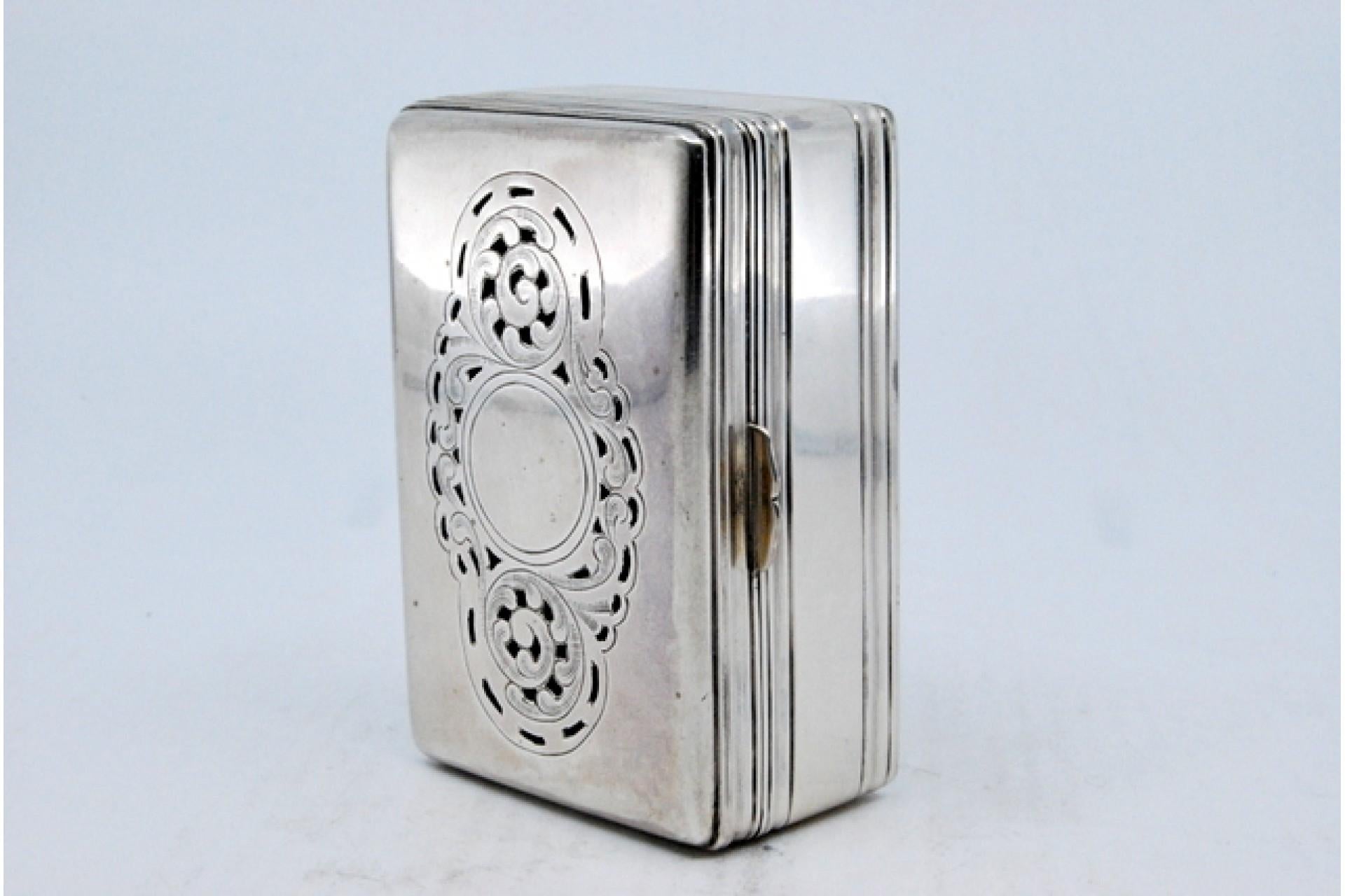 Silver snuff box with borders on the edge and a scalloped hinged lid For Sale 4