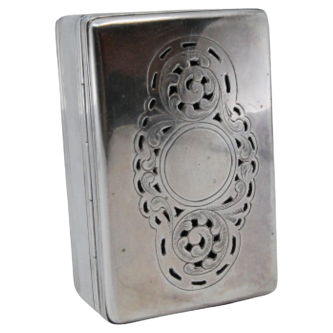 Silver snuff box with borders on the edge and a scalloped hinged lid