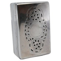Silver snuff box with borders on the edge and a scalloped hinged lid