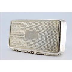 Tabacchiera d'argento con bordi sul bordo e coperchio inciso con cerniera