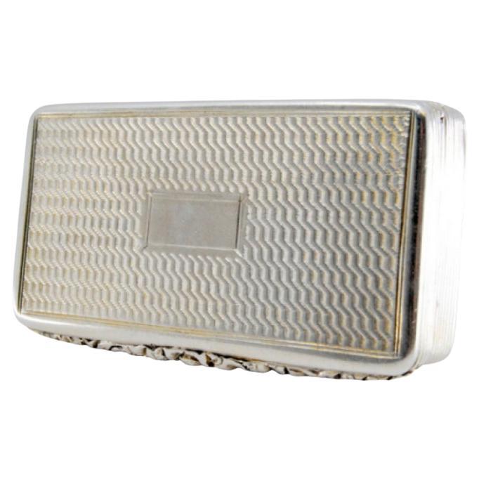 Silberne Schnupftabakdose mit Bordüren am Rand und graviertem Scharnierdeckel