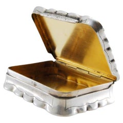 Tabacchiera in argento con incisioni cesellate, interno dorato e coperchio rabescato