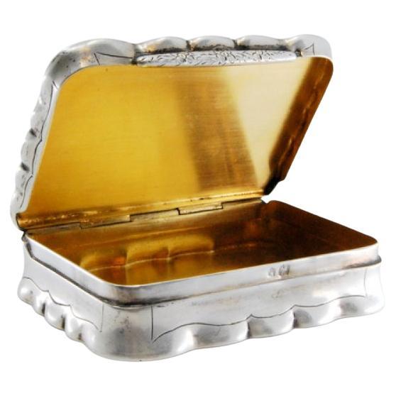 Silver snuff box with chiseled engravings, gilded interior and guilloche lid For Sale