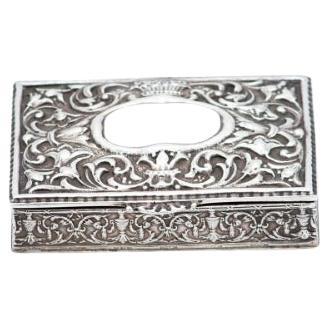 Tabacchiera in argento con motivi di piante cesellate in vendita