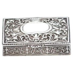 Tabacchiera in argento con motivi di piante cesellate Tabacchiera in argento con motivi di piante cesellate