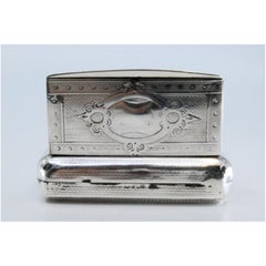 Silver snuff box with coat-of-arms engraving and hinged lid