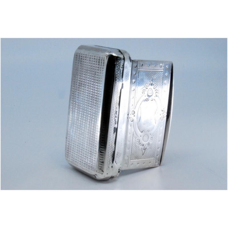 European Silver snuff box with coat-of-arms engraving and hinged lid For Sale