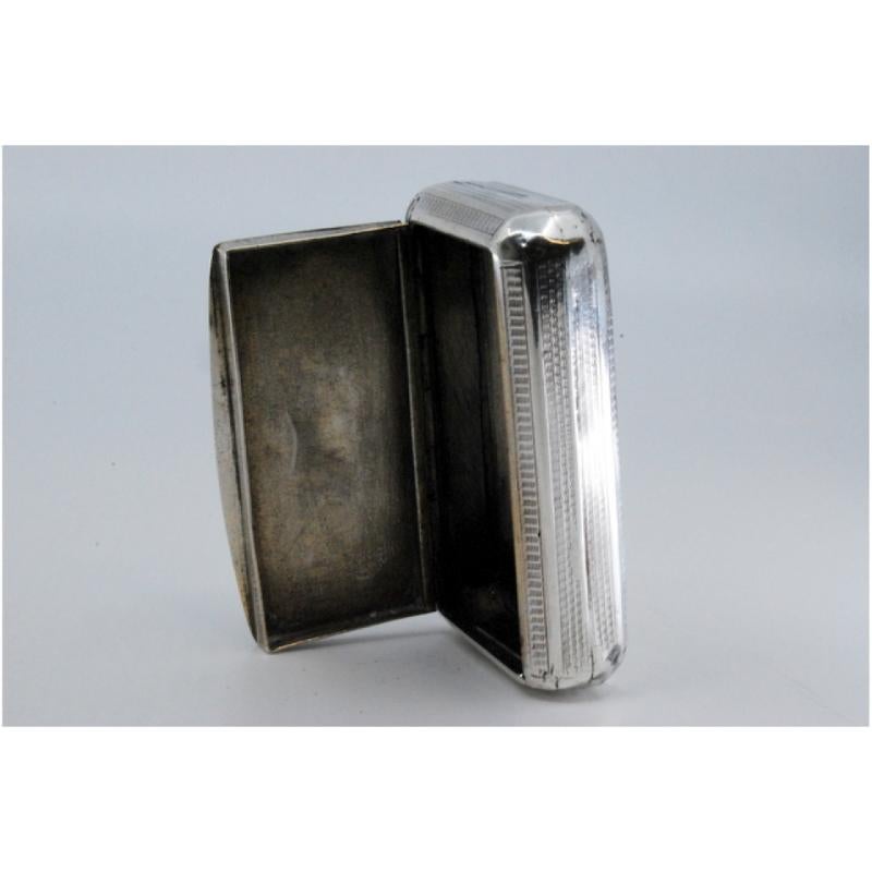 Silver snuff box with coat-of-arms engraving and hinged lid In Good Condition For Sale In Porto, PT