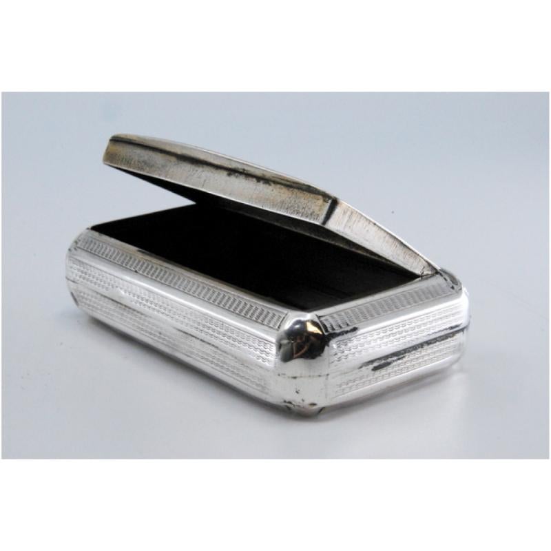 Silver snuff box with coat-of-arms engraving and hinged lid For Sale 1