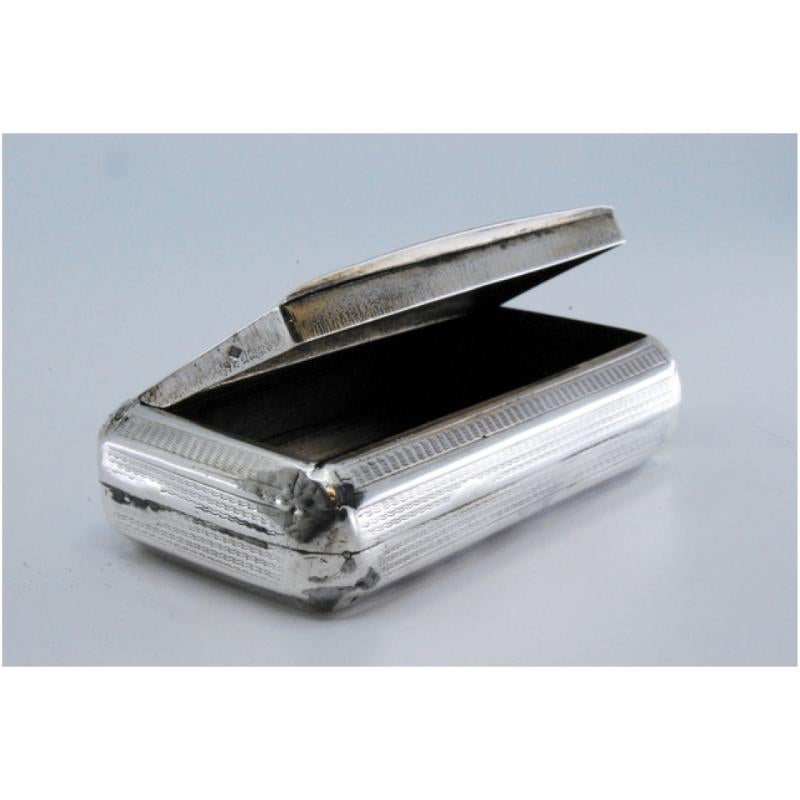 Silver snuff box with coat-of-arms engraving and hinged lid For Sale 2