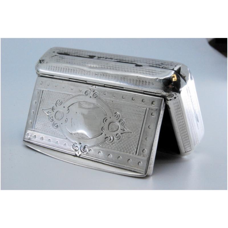 Silver snuff box with coat-of-arms engraving and hinged lid For Sale 3