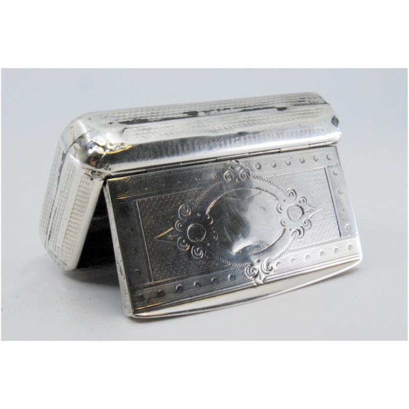 Silver snuff box with coat-of-arms engraving and hinged lid For Sale 4