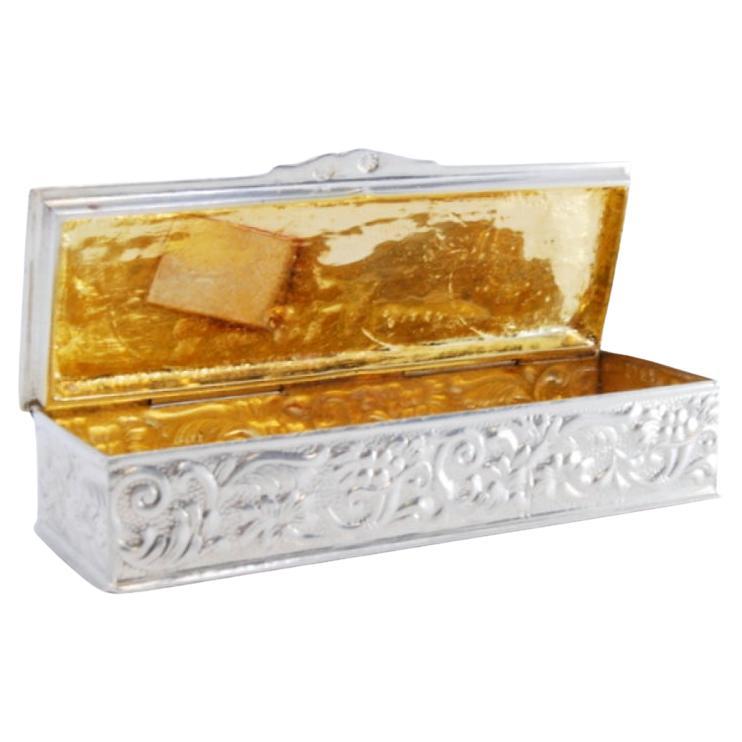 Silver snuff box with country motifs on the hinged lid and gold on the inside For Sale