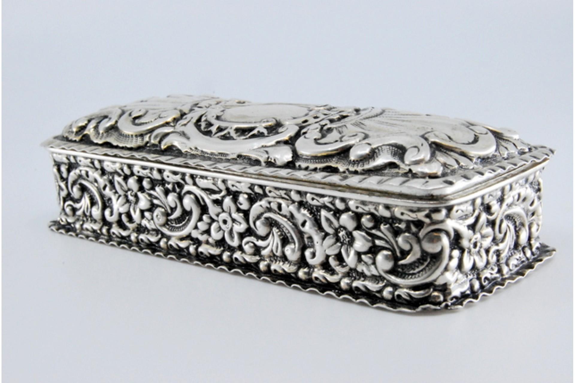 European Silver snuff box with embossed designs and hinged lid For Sale
